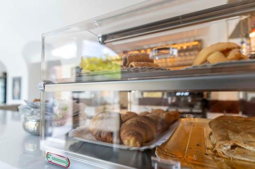 una vitrina en una panadería con pan y bollería en Ledro Lake Suites en Ledro