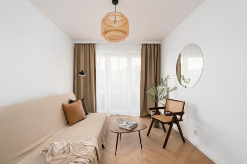 - un salon avec un canapé et une table dans l'établissement Apartments Wroc'LOVE by me & Mosiężna & Free Garage & Self Check in 24H, à Wrocław