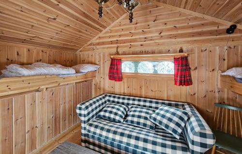 een woonkamer met een bank in een blokhut bij Cozy Home In Gol With Sauna in Golsfjellet
