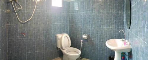 łazienka z toaletą i umywalką w obiekcie Gumpor Art Studio w mieście Chiang Rai