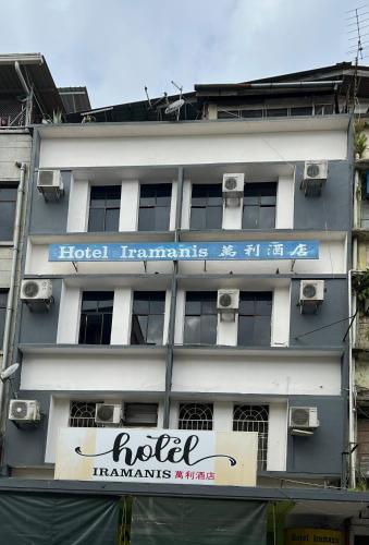 ein Gebäude mit einem Schild für ein Hotel in der Unterkunft Hotel Iramanis in Lahad Datu