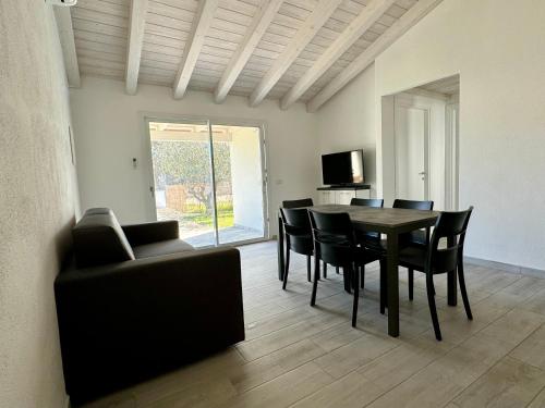 a dining room with a table and chairs at Villetta 3 La Caletta in La Caletta