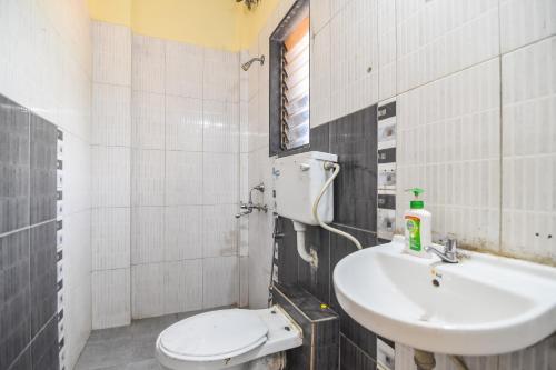 uma casa de banho branca com um lavatório e um WC em EMPYREAN STAY II SUNFLOWER VILLA ll 3BHK ll AC ll INDOOR POOL II LUXURY II em Lonavala