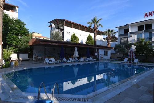 uma piscina em frente a um hotel em YILDIZHAN HOTEL em Pamukkale