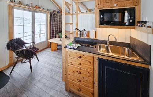 een keuken met een wastafel en een aanrecht bij Cozy Home In Gol With Sauna in Golsfjellet