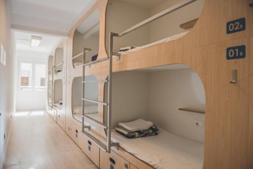 Bunk bed o mga bunk bed sa kuwarto sa Rocket Hostels Gracia