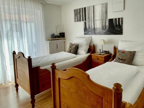 - une chambre avec deux lits et une table avec une lampe dans l'établissement Cosy Home auf Zeit, à Nuremberg