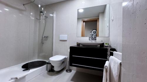 y baño con lavabo, aseo y bañera. en Living Relax Apartment, en Funchal