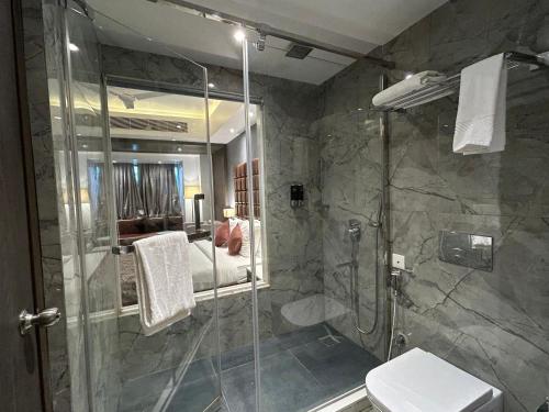 bagno con doccia, lavandino e servizi igienici di Hotel Sand Heaven a Port Blair