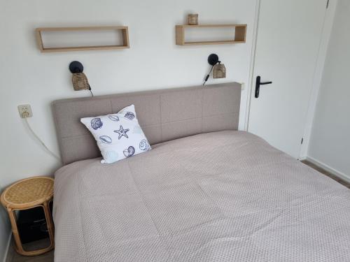 1 dormitorio con cama con almohada en Studio Donna en Vrouwenpolder