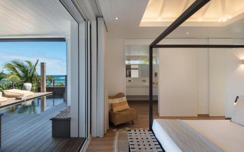 sala de estar con vistas al océano en Luxury Vacation Villa 21, en Petit Cul de Sac