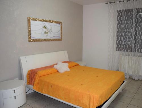 - une chambre avec un lit et une couverture orange dans l'établissement My Real Dream, à Melendugno