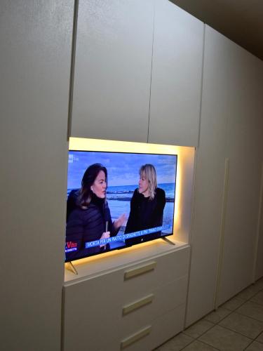 Una televisión o centro de entretenimiento en My Real Dream