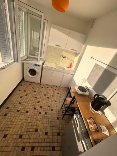 une petite cuisine avec un évier et une machine à laver dans l'établissement Annecy Lakeside Studio, à Annecy