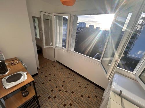 une salle de bain avec un lavabo et une grande fenêtre dans l'établissement Annecy Lakeside Studio, à Annecy