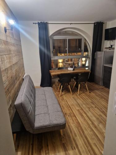 ein Wohnzimmer mit einem Sofa und einem Tisch in der Unterkunft Lou Bigourdan in Cauterets