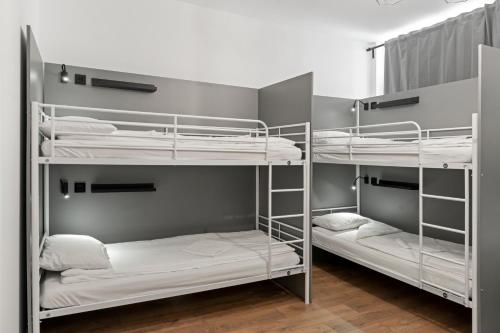 Palanda nebo palandy na pokoji v ubytování Nest Boutique Hostel