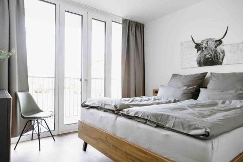 ein Schlafzimmer mit einem Bett mit einem Stierkopf an der Wand in der Unterkunft Gropius in Dessau