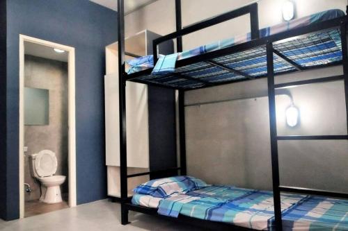 um quarto com 2 beliches e um WC em Manila Real Residences Studio 8B em Manila