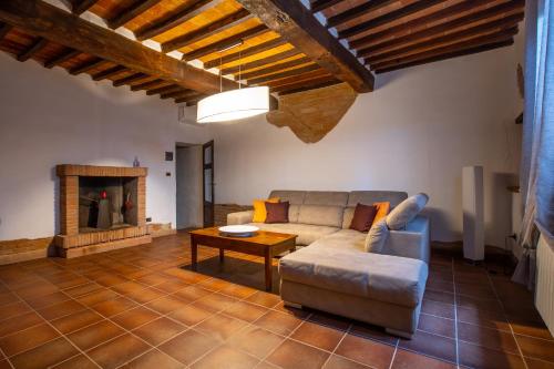 a living room with a couch and a table at Agriturismo Palazzo Val Del Sasso in Villastrada