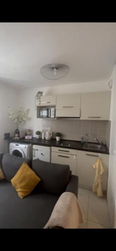 un salon avec un canapé et une cuisine dans l'établissement Studio, à Nice