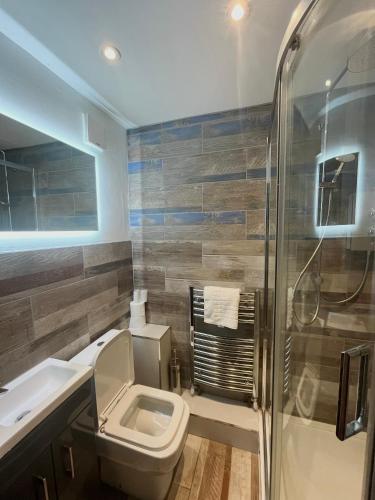 Bilik mandi di The Birch Lodge located in Pegsdon