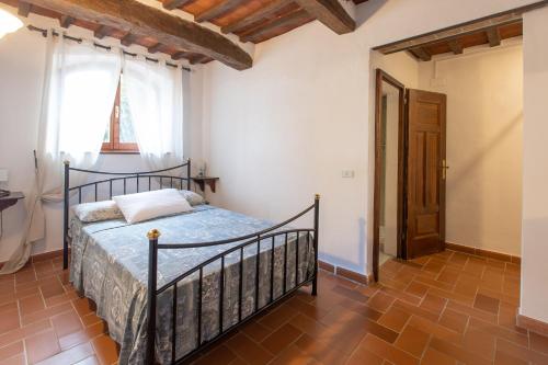 a bedroom with a bed in a room with a window at Agriturismo Palazzo Val Del Sasso in Villastrada