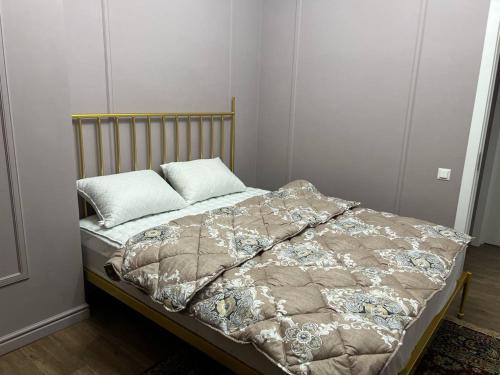 1 cama con 2 almohadas en una habitación en Kadisheva - 3 en Qŭyliq