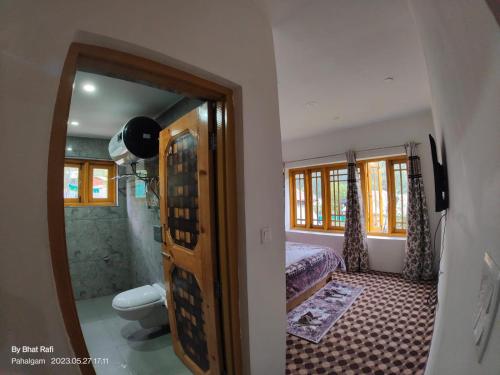 1 dormitorio con 1 cama y baño con ducha en HOTEL CREST PLAZA RESORT, en Pahalgām