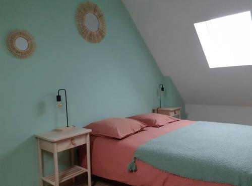 um quarto com uma cama e um espelho na parede em Gite et chambre d'hôtes Du Guillot em Sainte-Solange