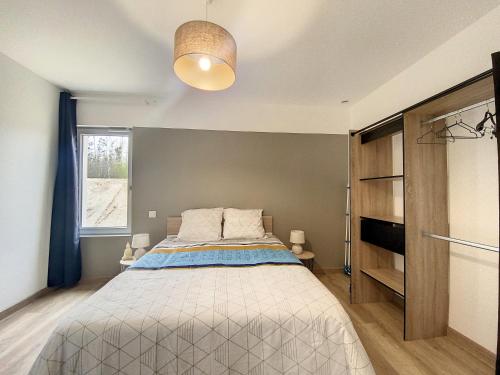 une chambre avec un grand lit et une fenêtre dans l'établissement Appartement 3 au calme dans le Sauternais, à Budos