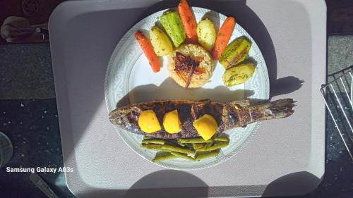 un piatto di alimenti con carne e verdure su una macchina di Gîte Forest Tagroumte ad Azrou