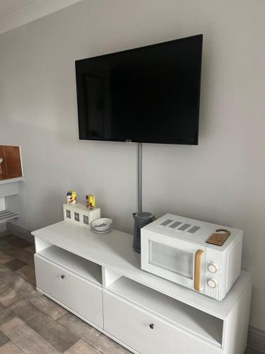 TV a/nebo společenská místnost v ubytování Oak, Country chalet located in Pegsdon