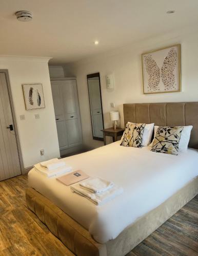 um quarto com uma cama grande num quarto em Pine, Country chalet located in Pegsdon em Hexton