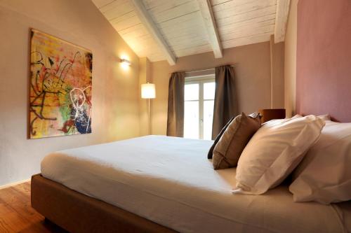 カスティリオーネ・ファッレットにあるCasa Elmoのベッドルーム(大きな白いベッド1台、窓付)