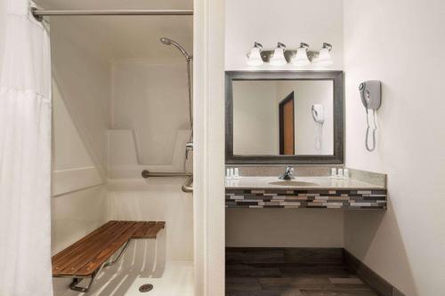 uma casa de banho com um lavatório e um espelho em Ramada by Wyndham Richland Center em Richland Center