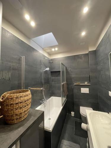 une salle de bain avec une baignoire, un lavabo et des toilettes dans l'établissement Charmant appart au cœur de Paris, à Paris