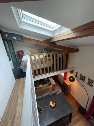 Cette chambre dispose d'une mezzanine. dans l'établissement Charmant appart au cœur de Paris, à Paris