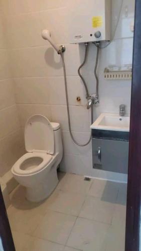 een kleine badkamer met een toilet en een wastafel bij MAISON CHAMA in Tiko