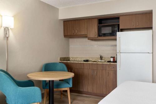 Una cocina o zona de cocina en Days Inn by Wyndham Cocoa Beach Port Canaveral