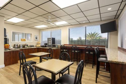 Una cocina o zona de cocina en Days Inn by Wyndham Cocoa Beach Port Canaveral