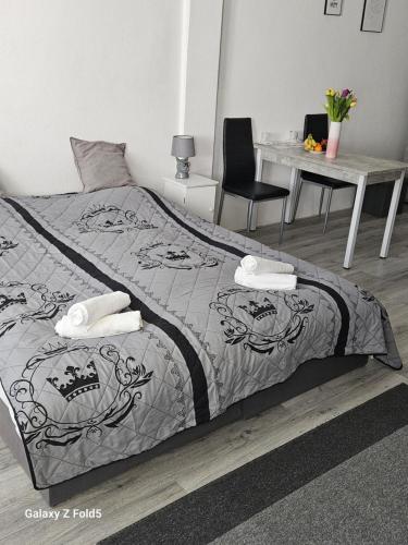 フライベルクにあるPrivate Zimmervermittlungの表示料金は、テーブルとベッドカバー付きの客室のベッド1台分です。