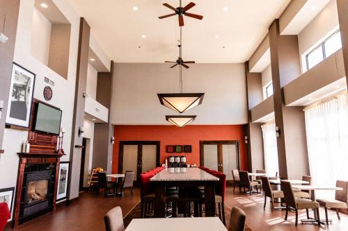 Μια τηλεόραση ή/και κέντρο ψυχαγωγίας στο Hampton Inn & Suites Scottsbluff
