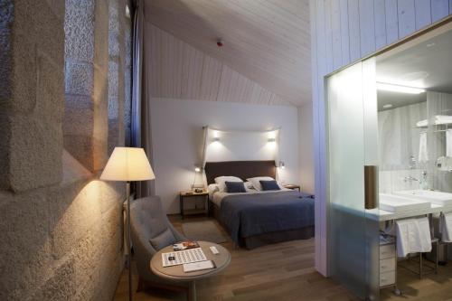 Ένα ή περισσότερα κρεβάτια σε δωμάτιο στο Parador Castillo de Monterrei