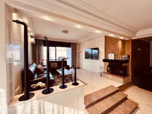 uma sala de estar com um sofá e uma lareira em Rabat-Agdal, Modern & Spacious Apartment at StayInMoroccoVibes em Rabat