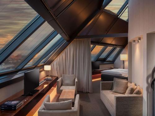 Posezení v ubytování Mövenpick Hotel Hamburg City
