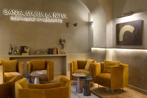 ナポリにあるLa Nova Bed and Museumの黄色い椅子とテーブルのある待合室