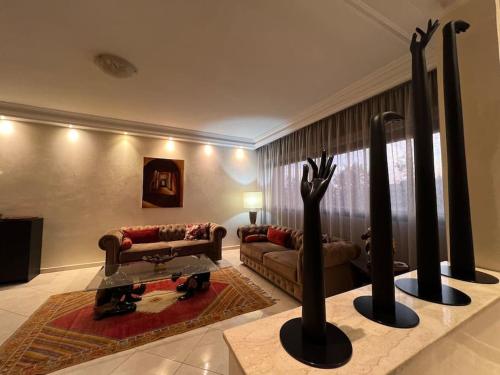 uma sala de estar com um sofá e uma mesa em Rabat-Agdal, Modern & Spacious Apartment at StayInMoroccoVibes em Rabat