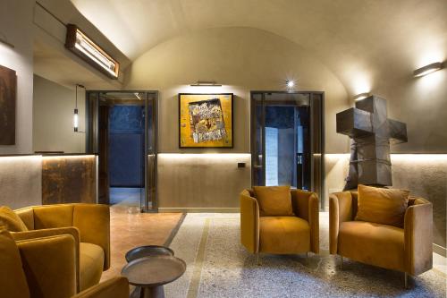 ナポリにあるLa Nova Bed and Museumのロビー(椅子2脚、壁画付)