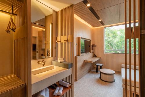 Un baño de Motto By Hilton Tulum